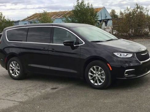 New 2026 Chrysler Pacifica Select image 2