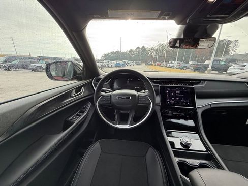 New 2025 Jeep Grand Cherokee Altitude image 13