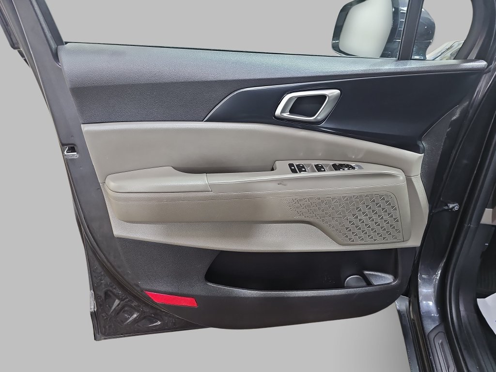 Used 2025 Kia Carnival FWD image 32