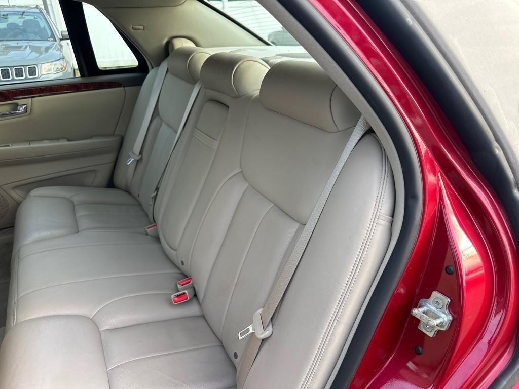 Used 2006 Cadillac DTS w/ Trunk Convenience Package FWD image 12