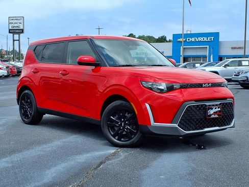 Used 2023 Kia Soul LX image 1