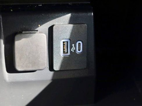 Used 2022 Ford Explorer XLT w/ Equipment Group 202A image 31