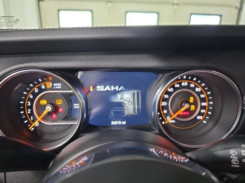 Used 2019 Jeep Wrangler Unlimited Sahara w/ Dual Top Group AWD/4WD image 18