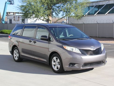 Used 2014 Toyota Sienna L image 3