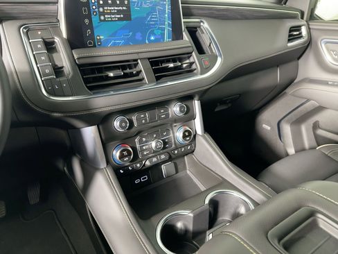 Used 2024 GMC Yukon SLT w/ SLT Luxury Package image 24