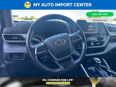 Used 2022 Toyota Highlander XLE AWD/4WD image 9