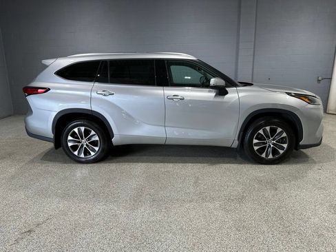 Used 2021 Toyota Highlander XLE AWD/4WD image 2