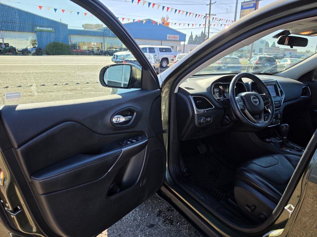 Used 2019 Jeep Cherokee Latitude Plus w/ Cold Weather Group AWD/4WD image 20