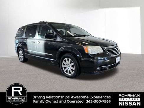 Used 2014 Chrysler Town & Country Touring image 3