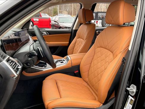 Used 2025 BMW X7 xDrive40i w/ Premium Package image 8
