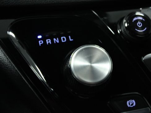 Used 2025 Chrysler Pacifica Select image 24