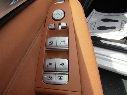 Used 2024 BMW X7 xDrive40i w/ Premium Package image 12