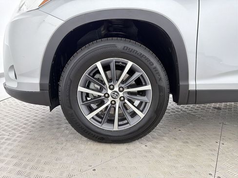 Used 2019 Toyota Highlander XLE FWD image 11