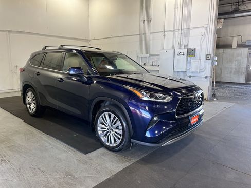 Used 2022 Toyota Highlander Platinum AWD/4WD image 3