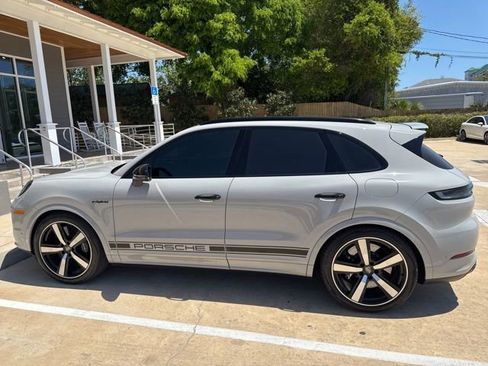 Used 2024 Porsche Cayenne Turbo image 8