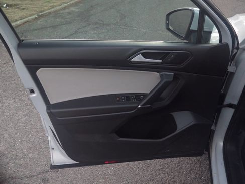 Used 2018 Volkswagen Tiguan SE w/ Panoramic Sunroof Package image 26