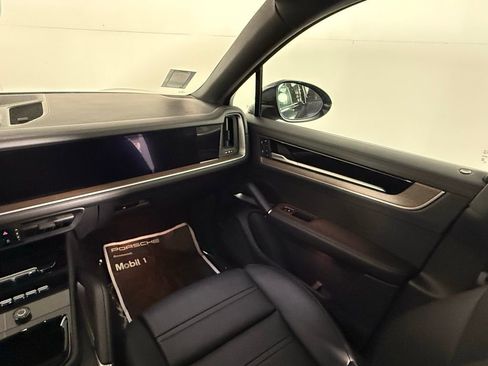 Certified 2025 Porsche Cayenne S image 23