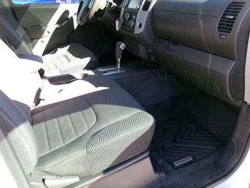 Used 2019 Nissan Frontier PRO-4X image 11