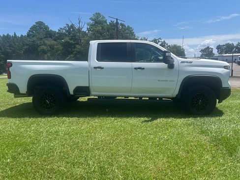Used 2025 Chevrolet Silverado 2500 ZR2 w/ Technology Package AWD/4WD image 10