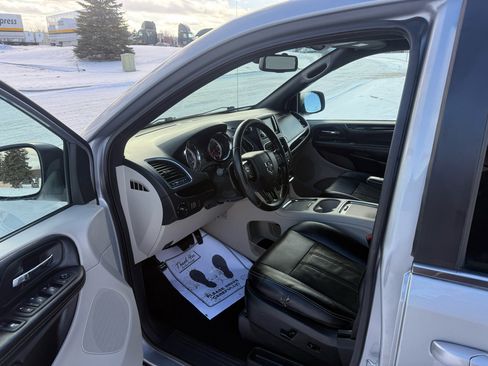 Used 2019 Dodge Grand Caravan SXT image 9