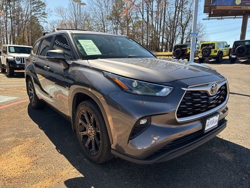 Used 2024 Toyota Highlander LE image 4