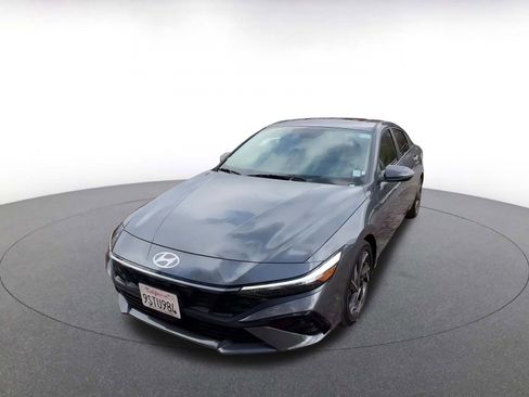 Used 2025 Hyundai Elantra Limited image 7