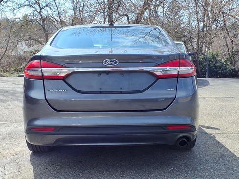 Used 2018 Ford Fusion SE image 4
