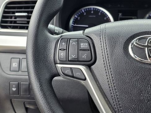 Used 2017 Toyota Highlander LE image 25