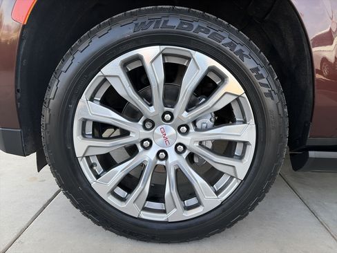 Used 2022 GMC Yukon XL Denali AWD/4WD image 8