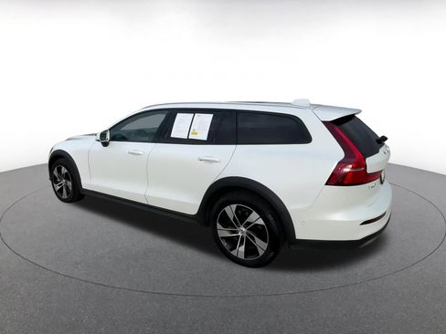 Used 2025 Volvo V60 B5 Cross Country Plus image 10