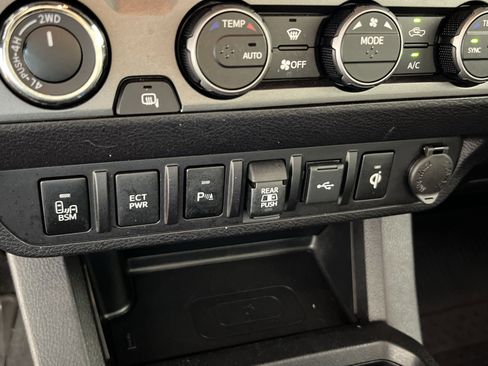 Used 2022 Toyota Tacoma TRD Sport w/ Technology Package AWD/4WD image 32