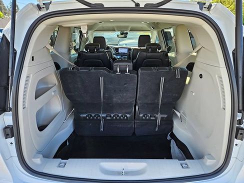 Used 2024 Chrysler Pacifica Touring-L FWD image 16