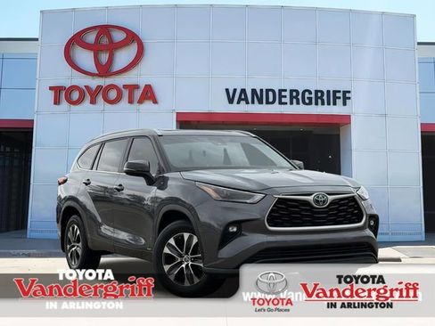 Used 2023 Toyota Highlander XLE image 1