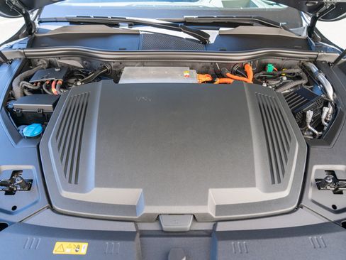 Used 2019 Audi e-tron Prestige w/ Prestige Package AWD/4WD image 26