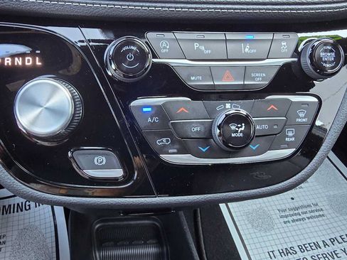 Used 2024 Chrysler Pacifica Touring-L w/ S Appearance Package FWD image 24