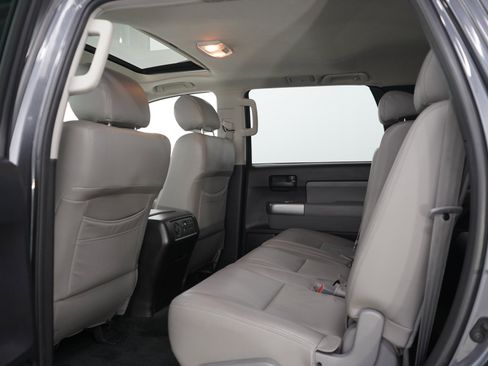 Used 2018 Toyota Sequoia SR5 AWD/4WD image 18