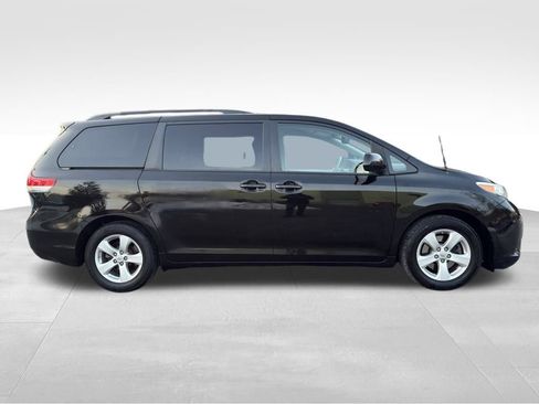 Used 2012 Toyota Sienna LE image 6