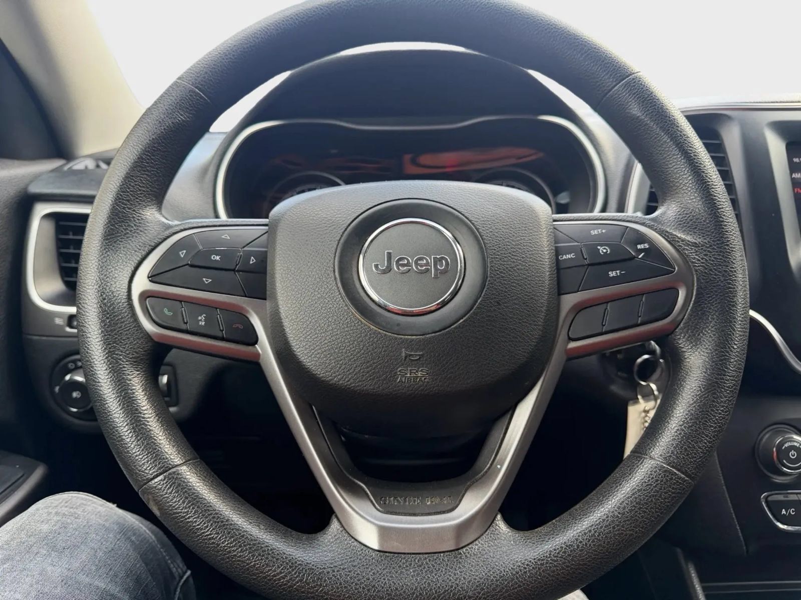 Used 2019 Jeep Cherokee Latitude w/ Popular Appearance Group AWD/4WD image 9