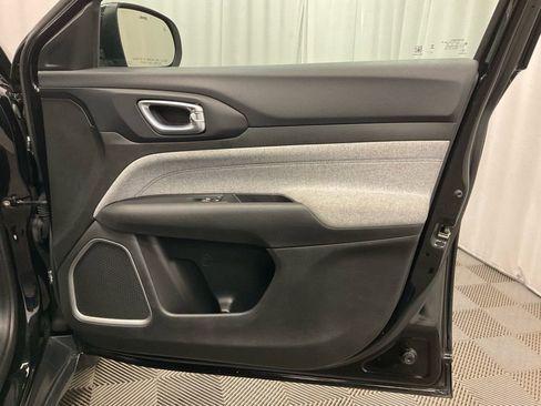 Used 2024 Jeep Compass Latitude image 30