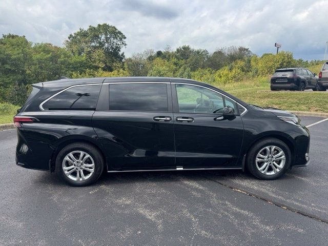 Used 2023 Toyota Sienna XSE AWD/4WD image 2