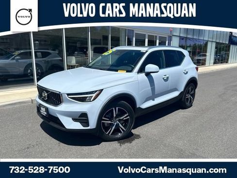 Used 2025 Volvo XC40 B5 Core AWD/4WD image 1