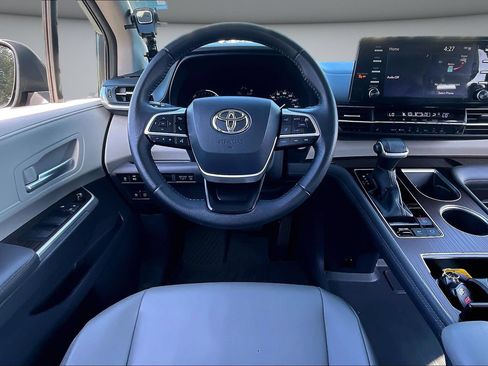 Used 2021 Toyota Sienna XLE FWD image 8