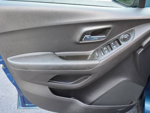 Used 2020 Chevrolet Trax LT FWD image 9