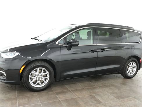 Used 2022 Chrysler Pacifica Touring-L FWD image 2