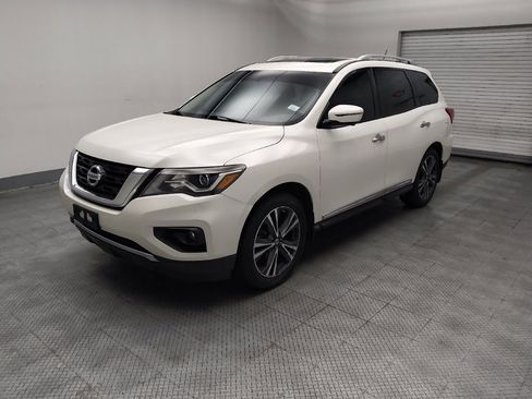 Used 2017 Nissan Pathfinder Platinum w/ Family Entertainment Package AWD/4WD image 2