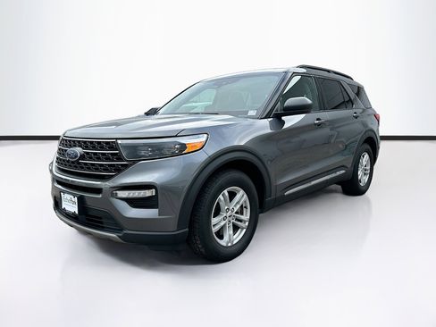 Used 2024 Ford Explorer XLT w/ Equipment Group 202A image 3