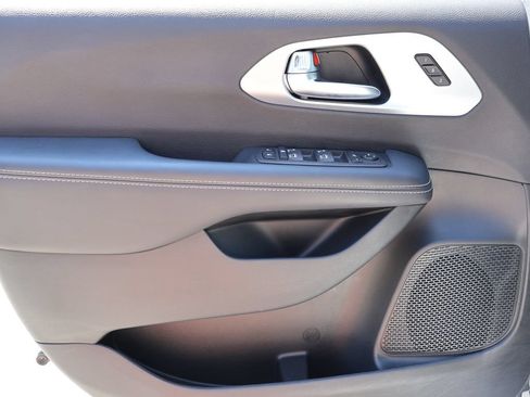 Used 2025 Chrysler Pacifica Limited FWD image 20