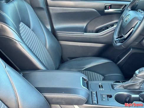Used 2022 Toyota Highlander XSE FWD image 13