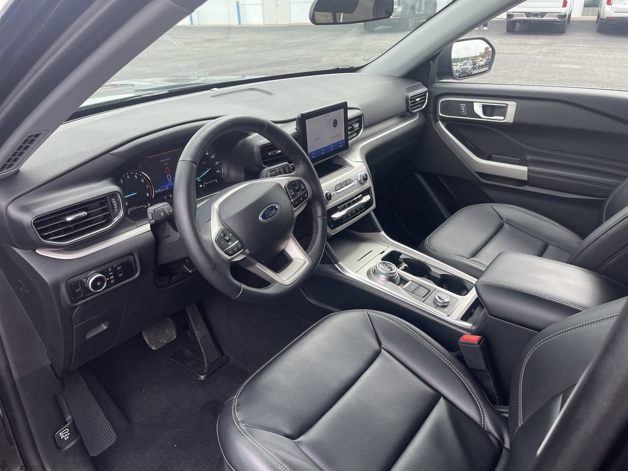 Used 2024 Ford Explorer XLT w/ Equipment Group 202A AWD/4WD image 10