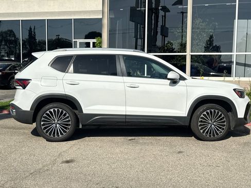 Used 2025 Volkswagen Taos SE FWD image 4